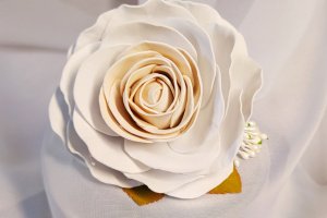 Резиночка с белой розой