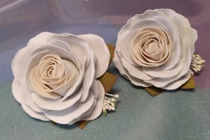 Резиночка с белой розой - Описание