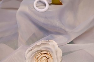 Резиночка с белой розой - Описание