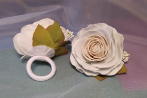 Резиночка с белой розой - Описание