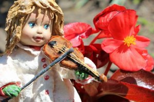 Ватная игрушка кукла девочка-скрипачка - Описание