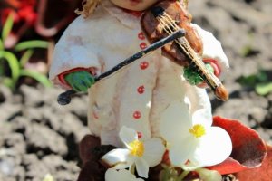 Ватная игрушка кукла девочка-скрипачка - Описание