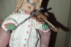 Ватная игрушка кукла девочка-скрипачка - Описание