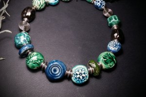 Пестрое ожерелье в синих оттенках