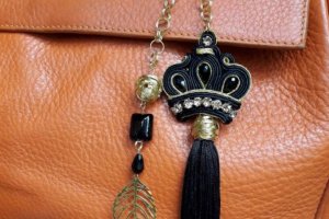 Украшение  для сумки - Описание