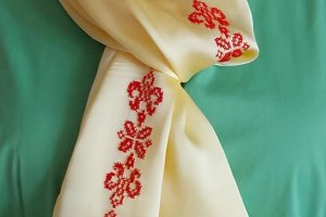 Шарф жіночий з шовку з вишивкою - Опис