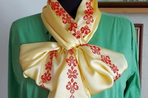 Шарф жіночий з шовку з вишивкою - Опис