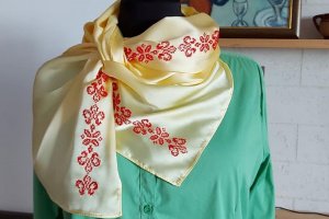 Шарф жіночий з шовку з вишивкою - Опис