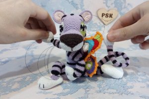 Фиолетовый тигр с крыльями бабочки вязаный символ года 2022 - Описание