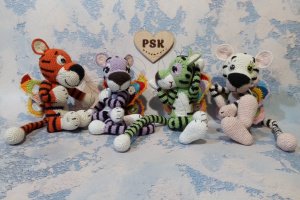 Фиолетовый тигр с крыльями бабочки вязаный символ года 2022 - Описание