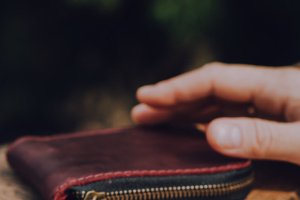 Шкіряний гаманець на блискавці  - Опис