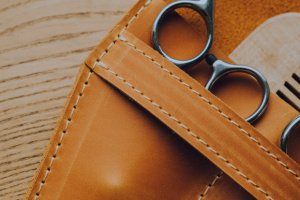 Шкіряний чохол для перукарських ножиць.  - Опис