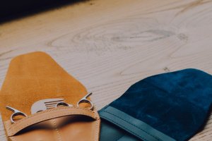 Шкіряний чохол для перукарських ножиць.  - Опис