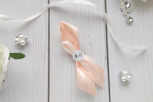 Бутоньерки гостям на свадьбу с инициалами молодых арт. 0110