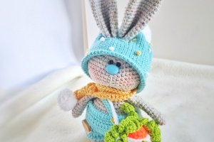 Детская игрушка ручной работы Зайчик с морковкой - Описание