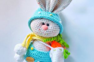 Детская игрушка ручной работы Зайчик с морковкой - Описание