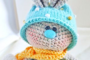 Детская игрушка ручной работы Зайчик с морковкой - Описание