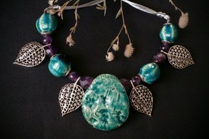 Бірюзове кольє з аметистом і листям