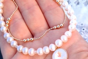 Браслет из натурального жемчуга и Swarovski в позолоте - Описание