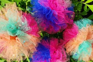 Помпоны из фатина - Описание