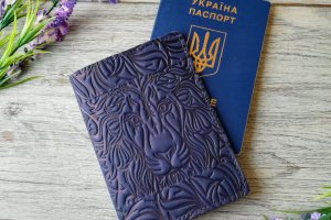 Обложка на паспорт кожаная синяя с тиснением лев Украина  - ДРУГИЕ РАБОТЫ