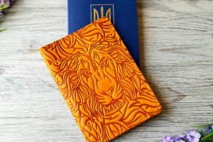 Обложка на паспорт кожаная желтая с тиснением лев Украина