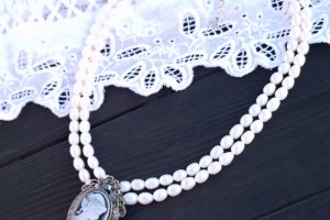Двухрядное колье из натурального жемчуга с камеей № 125 - Описание