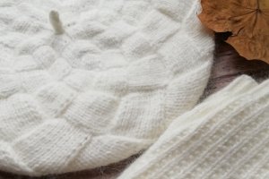 Комплект берет и митенки белый - Описание