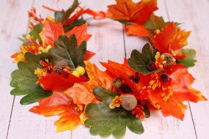 Осенний венок веночек с листьями клена, дуба и желудями - Описание
