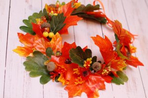 Осенний венок веночек с листьями клена, дуба и желудями - Описание