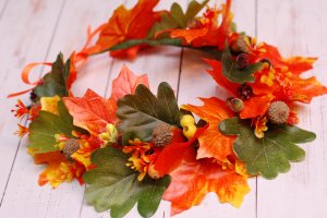 Осенний венок веночек с листьями клена, дуба и желудями - Описание