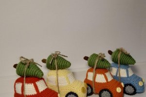 Вязаная новогодняя игрушка на елку машинка