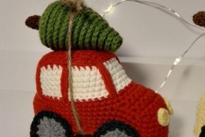 Вязаная новогодняя игрушка на елку машинка - Описание