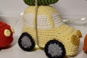 Вязаная новогодняя игрушка на елку машинка - Описание