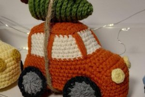 Вязаная новогодняя игрушка на елку машинка - Описание