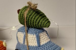Вязаная новогодняя игрушка на елку машинка - Описание
