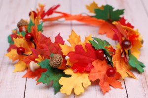 Осенний венок веночек с листьями, грибами и желудями  - Описание