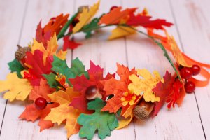 Осенний венок веночек с листьями, грибами и желудями  - Описание