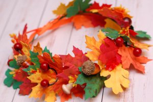 Осенний венок веночек с листьями, грибами и желудями  - Описание