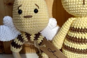 Подарунковий набір для дітей. Брязкальце бджілка + іграшка - Опис