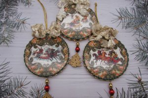 Новогодний набор игрушек на елку Тройка - Описание