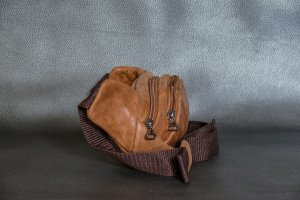 Чоловіча руда поясна сумка ручної роботи - Опис