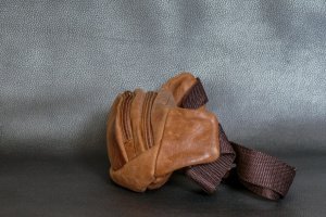 Чоловіча руда поясна сумка ручної роботи - Опис