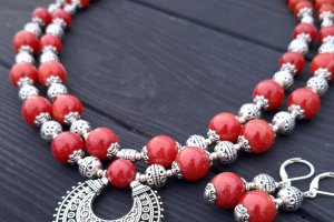 Комплект из натуральных кораллов цвета красного кирпича - Описание