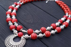 Комплект из натуральных кораллов цвета красного кирпича - Описание