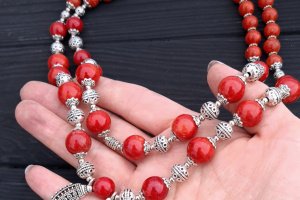 Комплект из натуральных кораллов цвета красного кирпича - Описание
