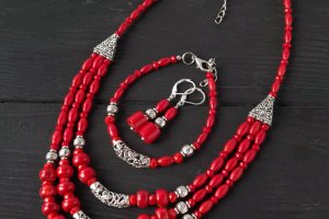 Серьги с натуральными кораллами и серебряными застежками № 397 - Описание