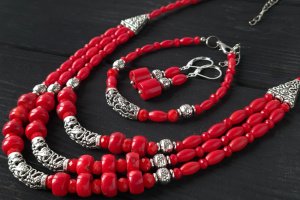 Серьги с натуральными кораллами и серебряными застежками № 397 - Описание