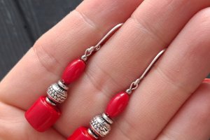 Серьги с натуральными кораллами и серебряными застежками № 397 - Описание