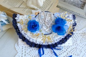 Яркий свадебный конверт с бокалами